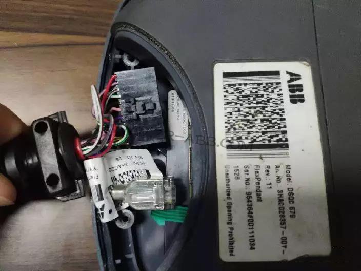 ABB机器人示教器维修拆解过程及更换步骤
