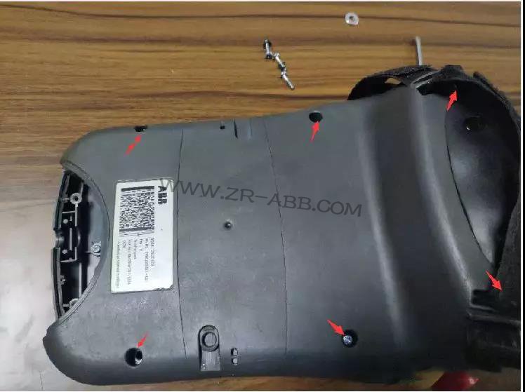 ABB机器人示教器维修拆解过程及更换步骤